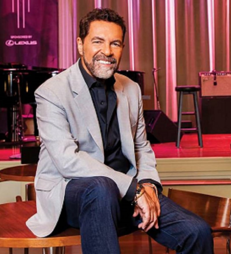 clint-holmes-880-high_800x880_acf_cropped